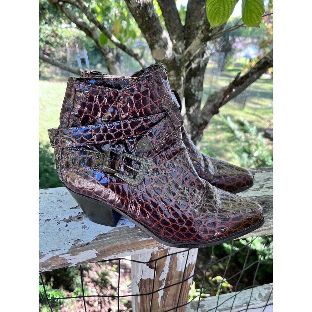 Dingo Women boot 8.5 patent Leather Croc ankle boots Wrap Belt Detail Western